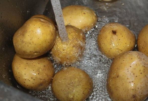 Дольки картошки в кожуре, запеченные в духовке