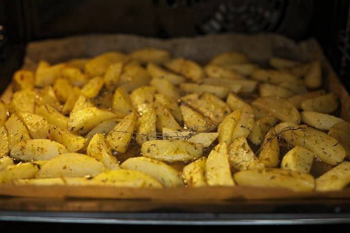 Дольки картошки без кожуры, запеченные в духовке