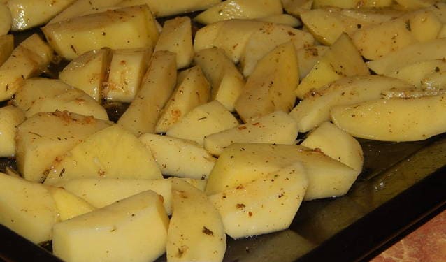 Дольки картошки с приправами в духовке