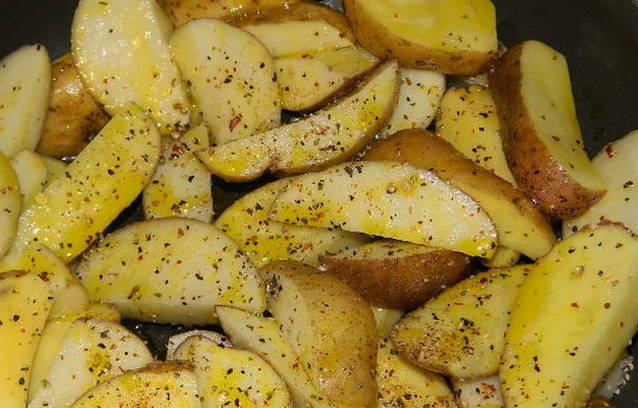 Дольки картошки в кожуре, запеченные в духовке