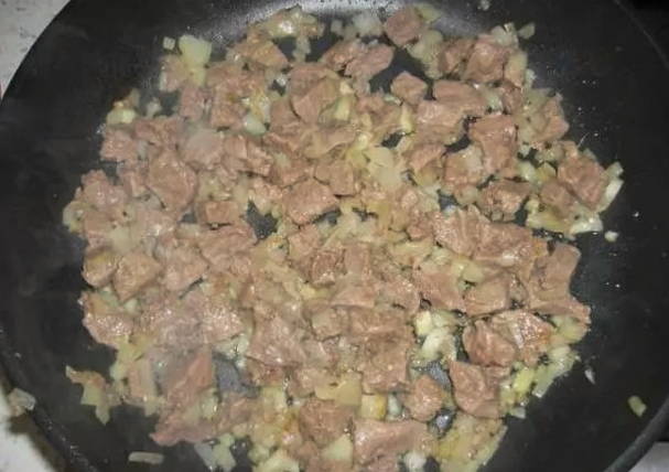 Плов из свинины с томатной пастой на сковороде