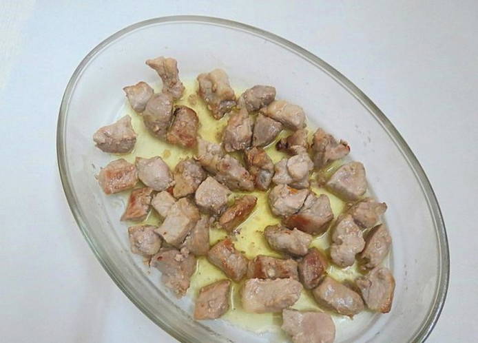 Плов со свининой в стеклянной посуде в духовке