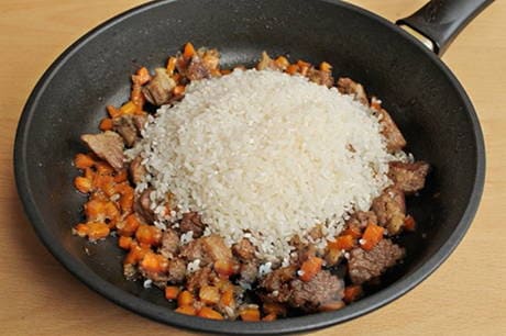 Плов с рассыпчатым рисом и говядиной на сковороде
