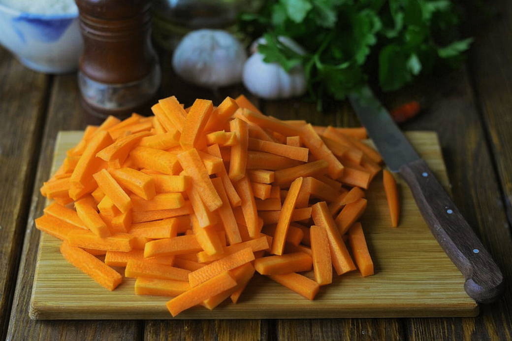 Нарезка овощей соломкой. Морковь брусочками. Морковь порезанная брусочками. Брусочки моркови в Макдональдсе. Нарезка моркови боусочки.