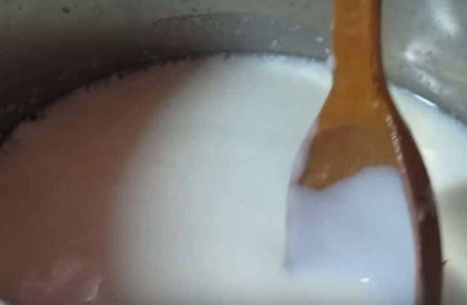 Пышные оладьи на кислом молоке без яиц и дрожжей