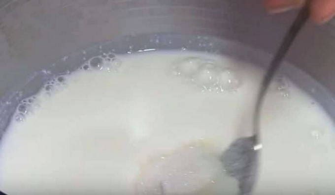 Пышные оладьи на кислом молоке без яиц и дрожжей