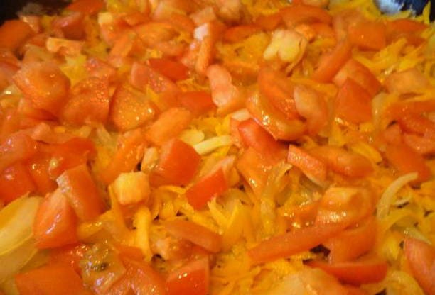 Стейк из индейки на сковороде с овощами
