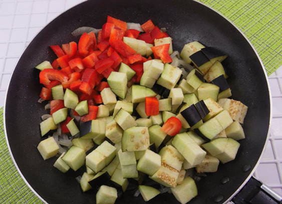 Стейк из индейки с овощами в духовке
