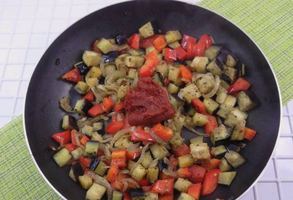 Стейк из индейки с овощами в духовке