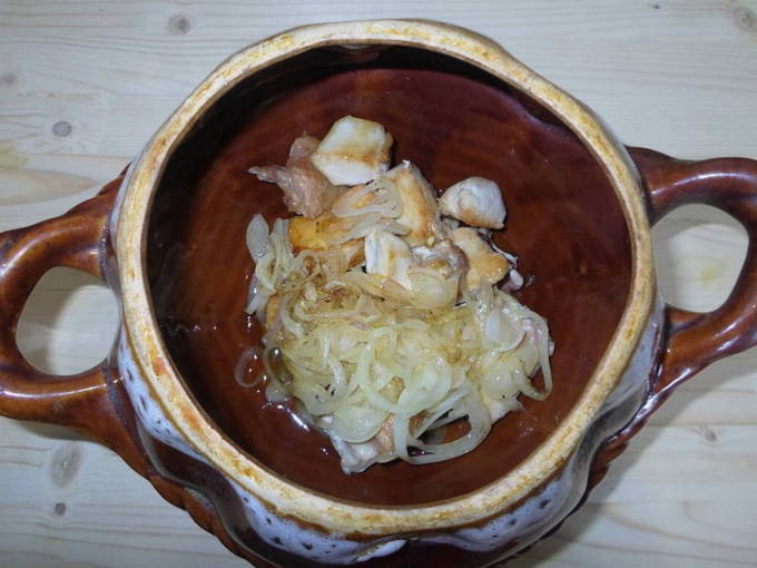 Плов из риса с мясом в горшочке в духовке