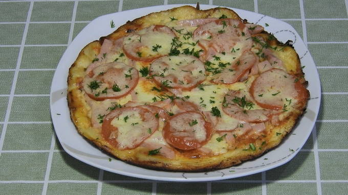 Пицца с сосисками, помидорами и сыром на сковороде