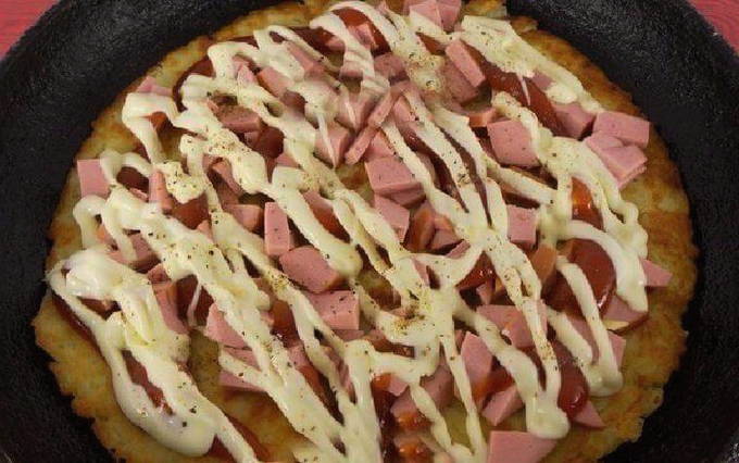 Пицца с сыром, колбасой и грибами на сковороде за 10 минут