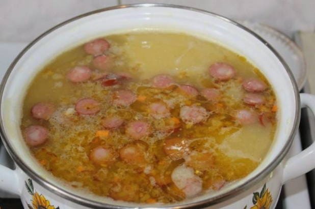 Гороховый суп с копченой колбасой и сухариками