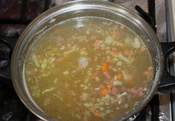 Гороховый суп с копченой колбасой и свининой