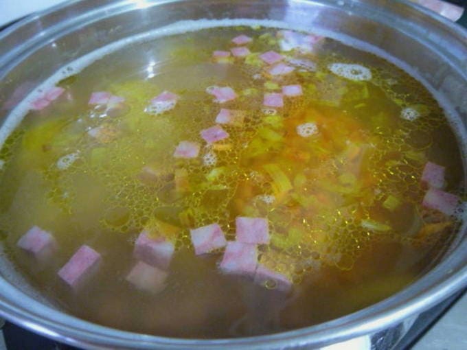 Гороховый суп с колбасой без замачивания гороха