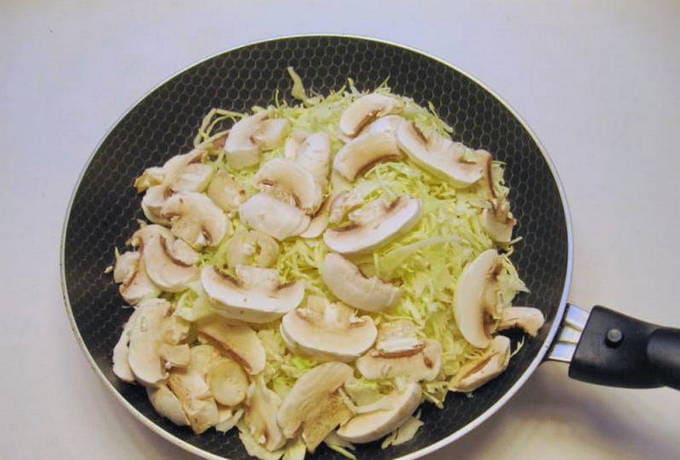 Классическая солянка из квашеной капусты с сосисками на сковороде
