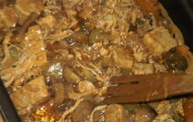 Солянка из капусты с грибами и мясом в духовке