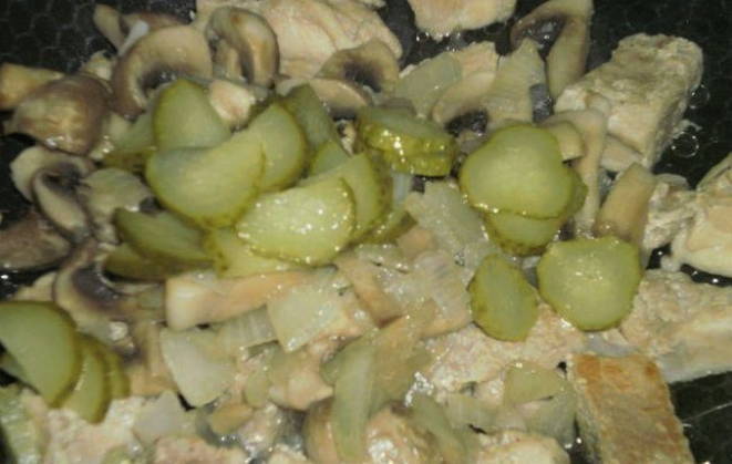 Солянка из капусты с грибами и мясом в духовке