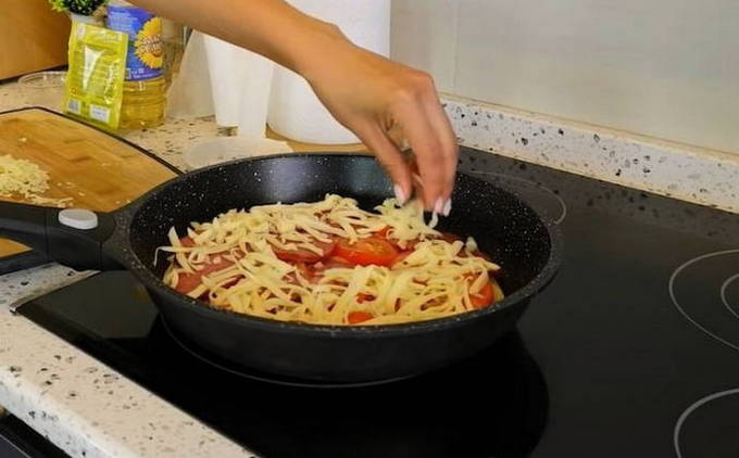 Быстрая пицца с колбасой и сыром и помидорами на сковороде 