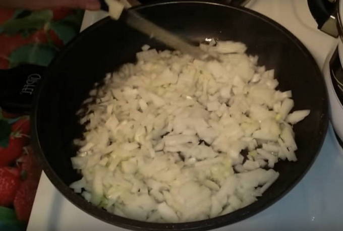 Классическое харчо из говядины с картошкой с рисом в кастрюле