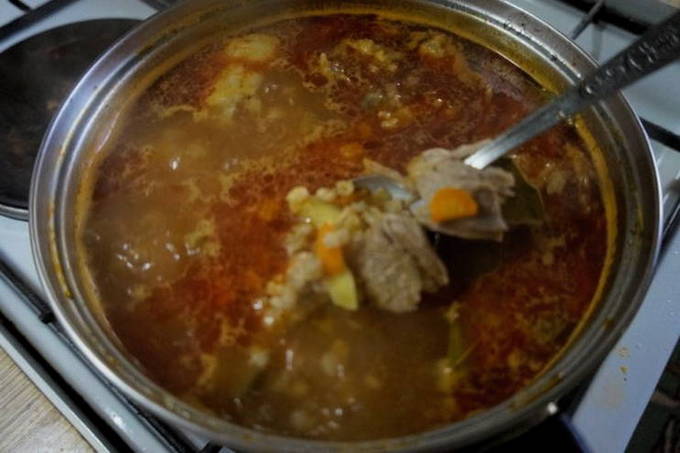 Суп харчо с перловкой и солеными огурцами
