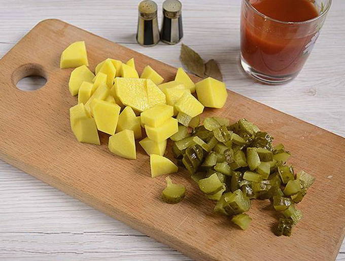 Солянка из капусты с сосисками и картошкой