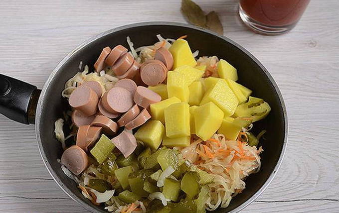 Солянка из капусты с сосисками и картошкой