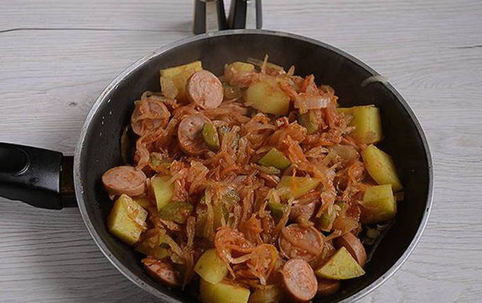 Солянка с сосисками и капустой рецепт приготовления на сковороде с фото