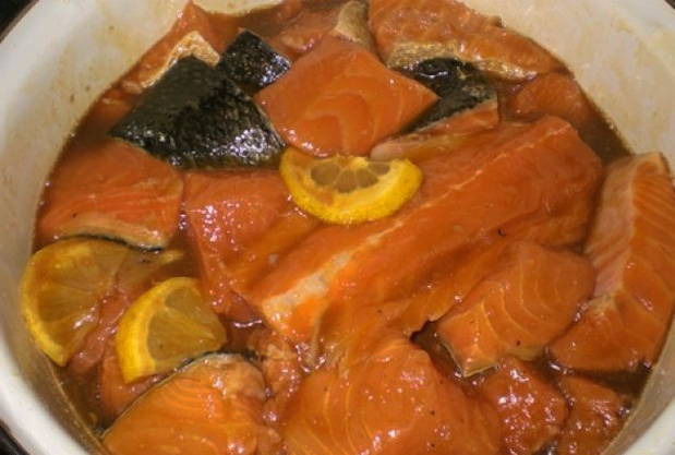 Красная рыба в маринаде на мангале