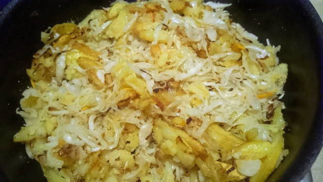 Солянка с картошкой и капустой на сковороде