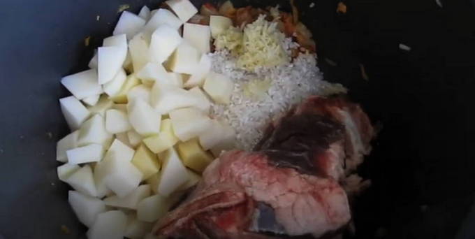 Харчо из говядины с картошкой и рисом в мультиварке