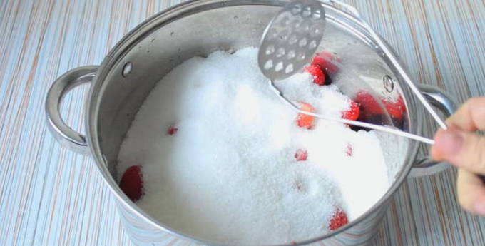 Клубника с сахаром без варки в холодильнике на зиму