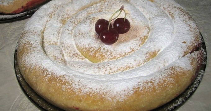 Пирог-улитка с вишней и малиной