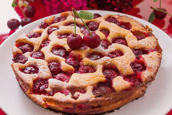 Заливной пирог на кефире с ягодами (замороженными) — рецепт с фото пошагово