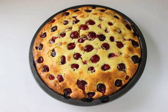 Пирог с вишней и сметанной заливкой - рецепт с фото пошагово