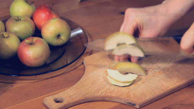 Слоеный пирог с яблоками и вишней