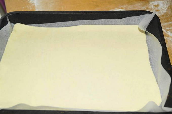 Пирог с замороженной вишней из слоеного теста