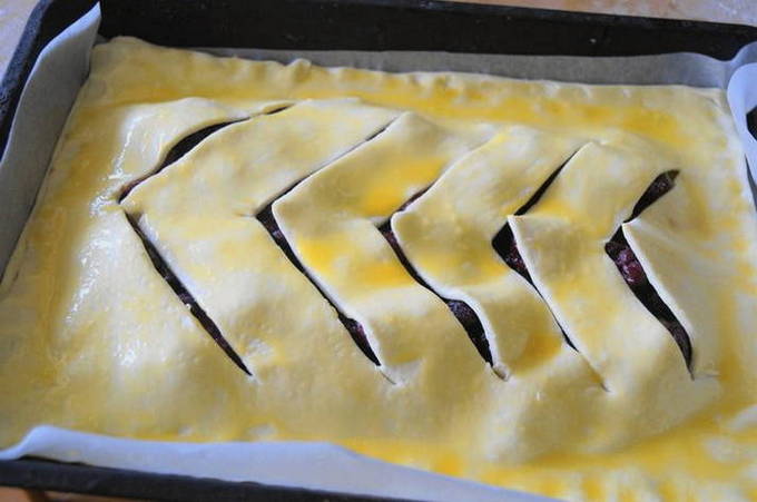 Пирог с замороженной вишней из слоеного теста