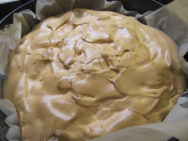 Песочный пирог с вишней и меренгой
