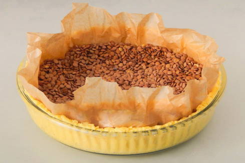 Открытый пирог из песочного теста с вишней