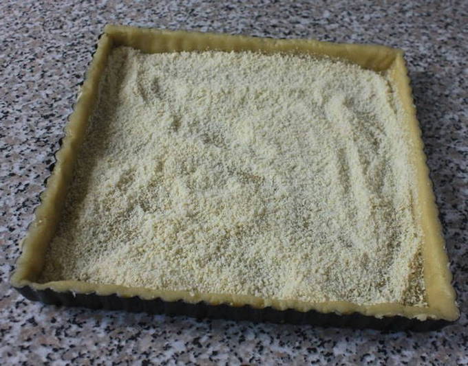 Песочный пирог с вишней и безе