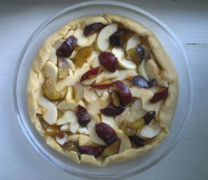 Песочный пирог с яблоками и сливой