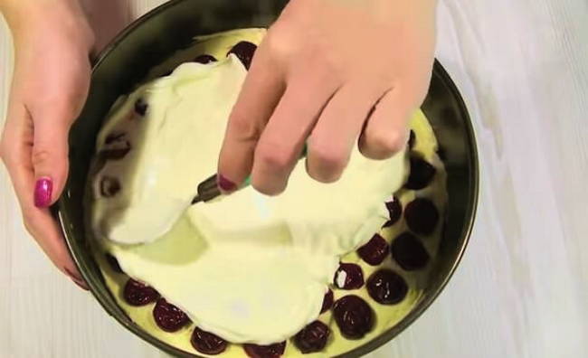Пирог с замороженной вишней и сметанной заливкой