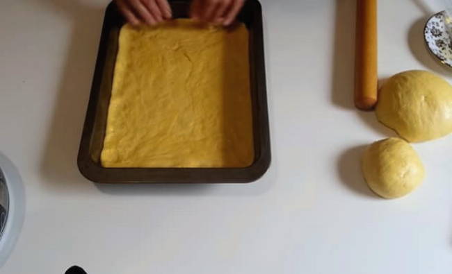 Открытый пирог из дрожжевого теста с вишней