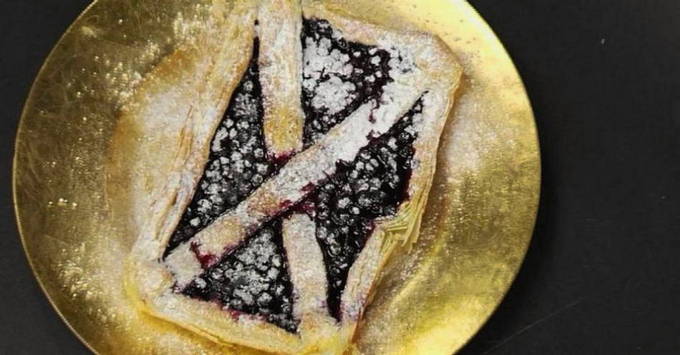 Пирог с черникой из слоёного бездрожжевого теста