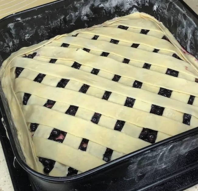 Пирог с замороженной черникой из слоеного теста