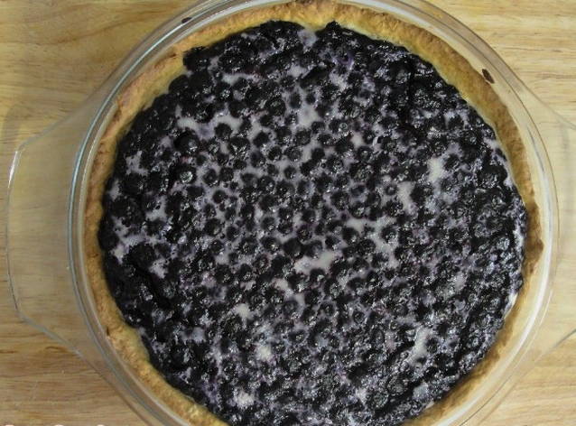Заливной пирог с черникой в духовке