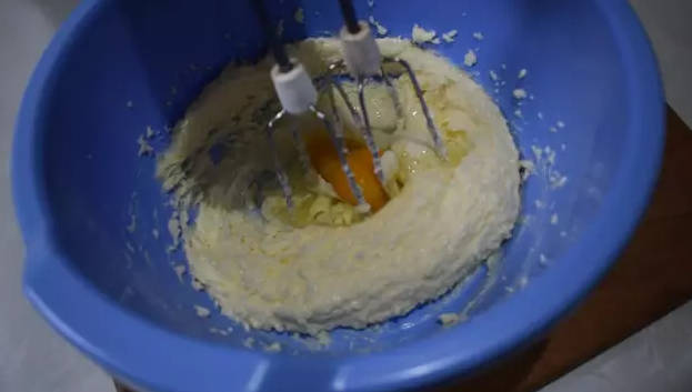 Пирог с замороженной клубникой и сметанной заливкой