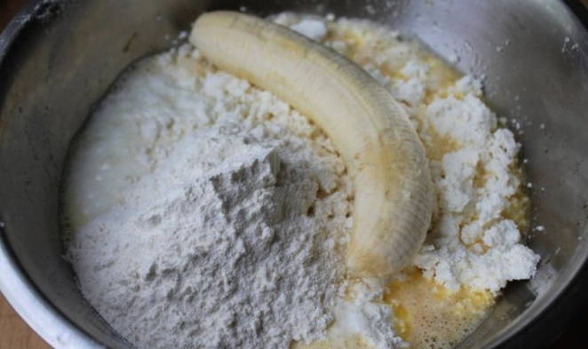 Творожный пирог с клубникой и бананом