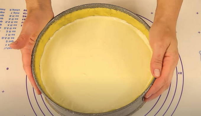 Пирог с творогом и клубникой из песочного теста в духовке